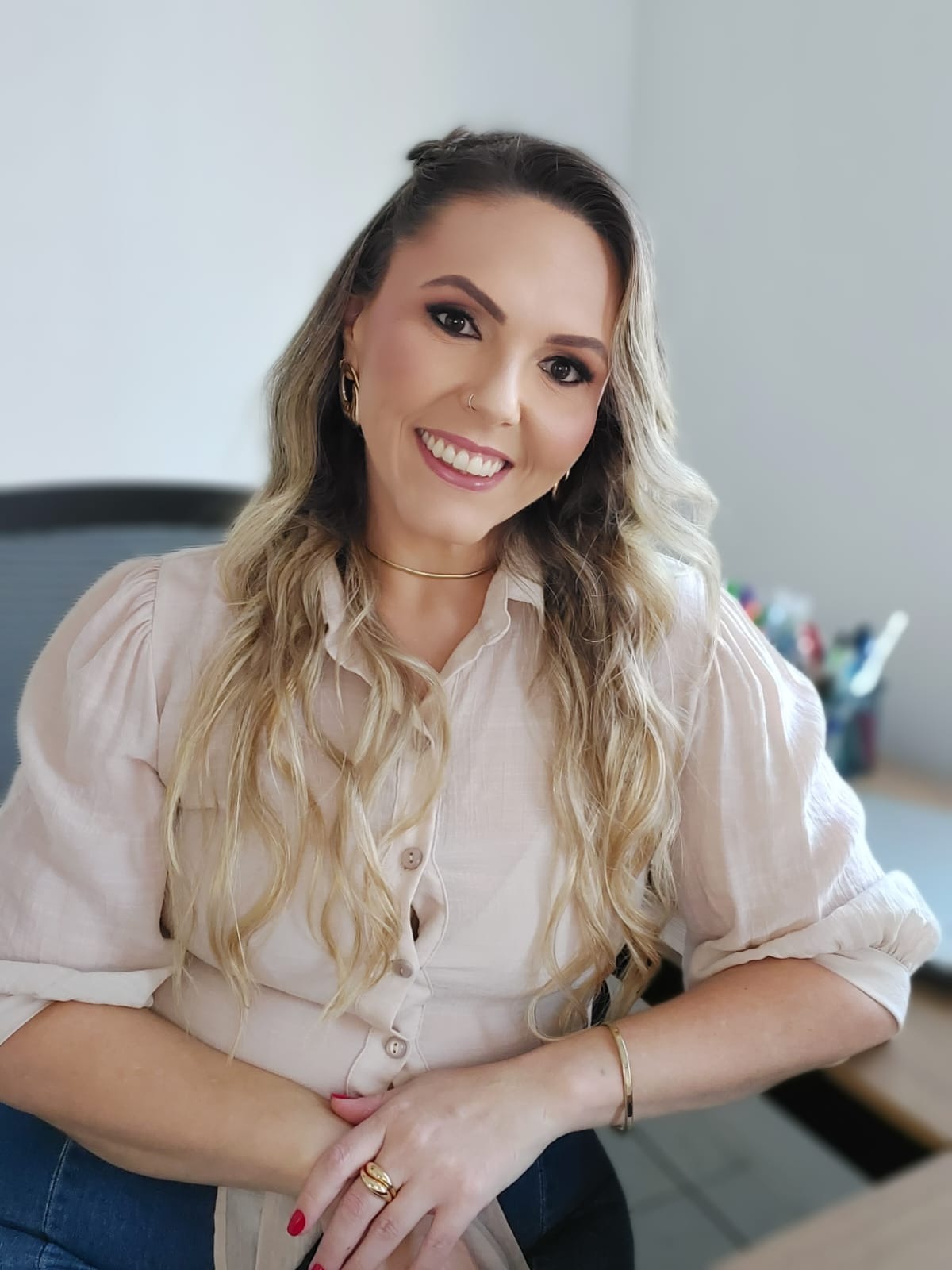 Fernanda Schuller, psicóloga, sorrindo em seu consultório